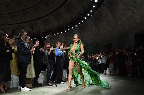 robe jennifer lopez versace|jennifer lopez versace dress grammys.